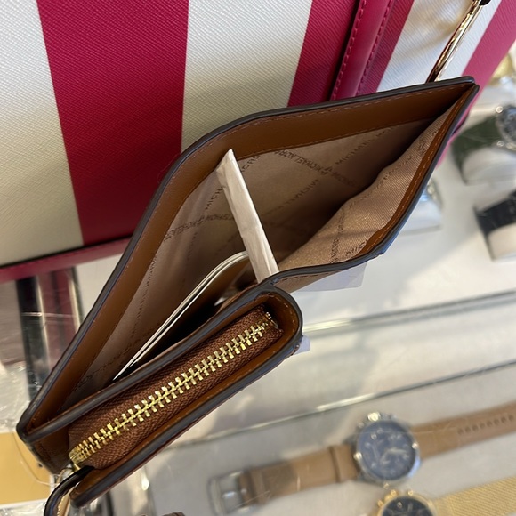 MICHAEL KORS
Jet Set Travel Medium Bifold Zip Signature Logo Wallet 
Brown 
NWT - Picture 13 of 16